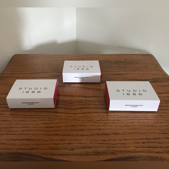 🌸 Avon Stretch Flower Bracelet 🌸 - Picture 2 of 4